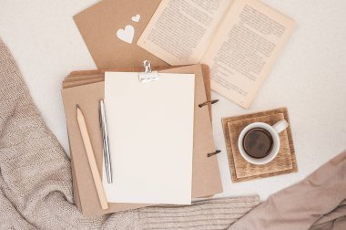 Sonbahar kompozisyon. Bir fincan kahve, kitap, battaniye, defter, kadın moda kazak. Düz yatıyordu, en iyi görünüm, kopya alanı