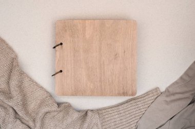 Aile albümü ahşap kapaklı. Uzay kopyalayın. Sonbahar kavramı. Kahve