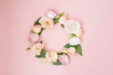 Yaratıcı düzen pastel pembe bir arka plan üzerinde pembe çiçekler ile yaptı. Düz yatıyordu. Üstten görünüm, kopya alanı ile çerçeve.