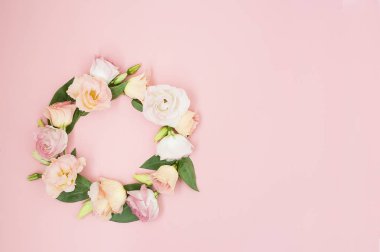 Yaratıcı düzen pastel pembe bir arka plan üzerinde pembe çiçekler ile yaptı. Düz yatıyordu. Üstten görünüm, kopya alanı ile çerçeve.