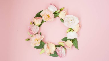 Yaratıcı düzen pastel pembe bir arka plan üzerinde pembe çiçekler ile yaptı. Düz yatıyordu. Üstten görünüm, kopya alanı ile çerçeve.