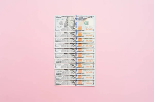 Nouveau billet de cent dollars. Gros plan du billet sur fond rose pastel. Concept d'argent — Photo