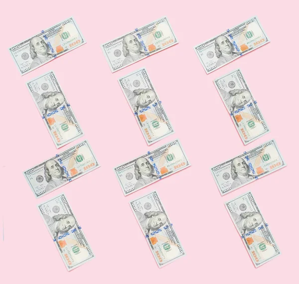 Nowy wzór rachunku kilkuset dolarów. Z bliska banknotu na pastelowy różowy tło. Pieniądze koncepcja kreatywnych układ — Zdjęcie stockowe