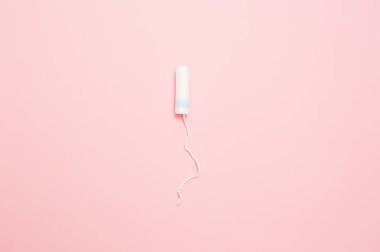 Pembe bir arka plan üzerinde beyaz pamuklu ped temiz. Adet. Kadın hijyen süreleri, güzellik bakımı.