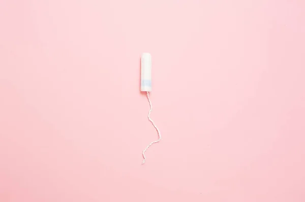 Schone witte katoenen tampons op roze achtergrond. Menstruatie. Vrouwelijke hygiëne in perioden, schoonheidsbehandeling. — Stockfoto