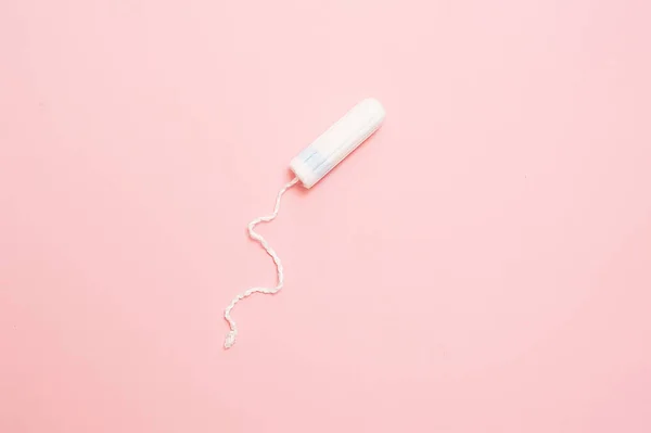 Saubere weiße Baumwolltampons auf rosa Hintergrund. Menstruation. Weibliche Hygiene in Phasen, Schönheitsbehandlungen. — Stockfoto