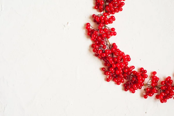Осенняя композиция с красной ягодой. Венок из ягод вибурнума. Плоская кладка, вид сверху, копировальное пространство — стоковое фото
