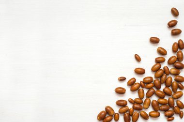 Sonbahar kompozisyon. Meşe palamudu kopya alanı ile beyaz arka plan üzerinde çerçeve yaptı. Düz yatıyordu, en iyi görünümü.