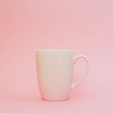 Bir fincan kahve pembe bir arka plan üzerinde. Yukarı alay, alanı Kopyala. 