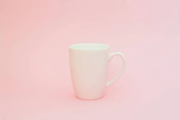 Tasse Kaffee auf rosa Hintergrund. Attrappe auf, Kopierraum. — Stockfoto
