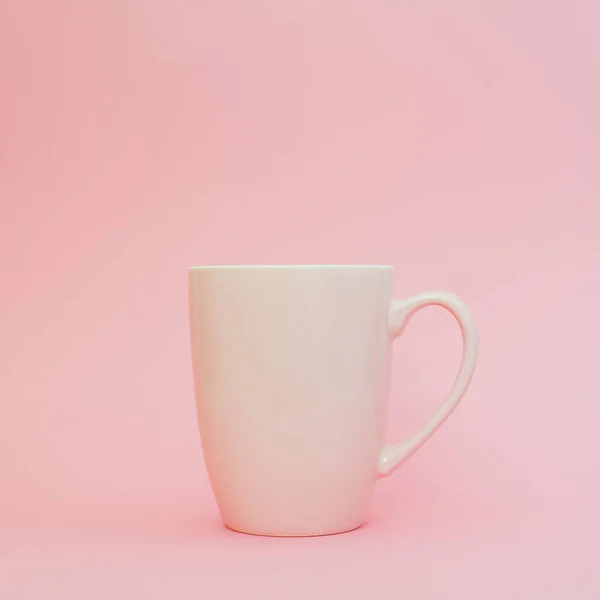 Kopp kaffe på rosa bakgrund. Håna upp, kopiera utrymme. — Stockfoto