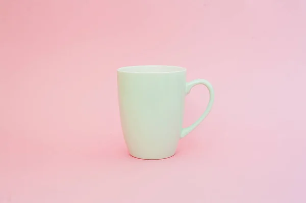 在粉红色的背景杯咖啡。模拟, 复制空间. — 图库照片