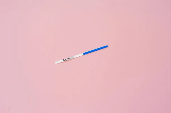 Pregnancy test isolated on pink background. Empty mock up. — Stock Photo, Image