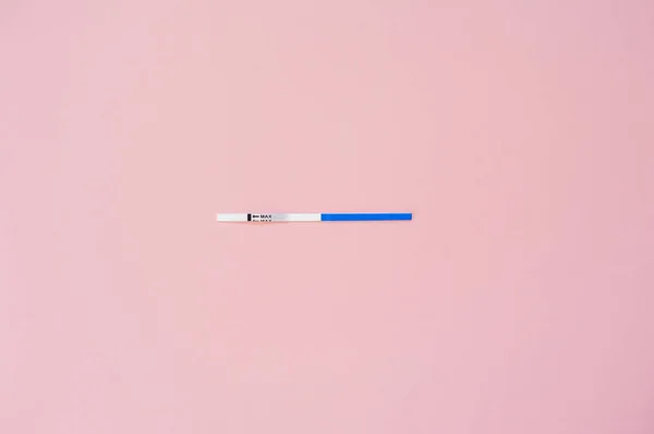 Pregnancy test isolated on pink background. Empty mock up. — Stock Photo, Image