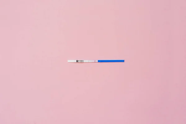 Schwangerschaftstest isoliert auf rosa Hintergrund. Negatives Ergebnis. — Stockfoto
