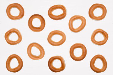 Lezzetli ve taze simit. Beyaz arka plan üzerinde izole simit paterni