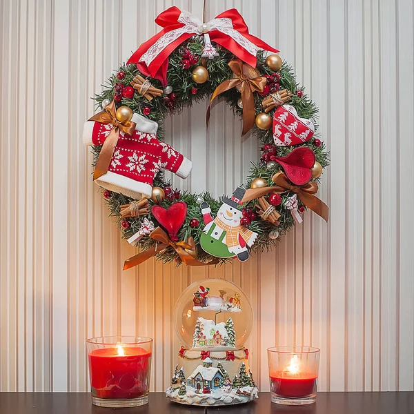 Красный рождественский венок с украшениями, свечами, снежный музыкальный бал — стоковое фото
