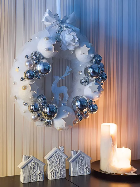 Серебряный рождественский венок с украшениями, свечами и домиками — стоковое фото