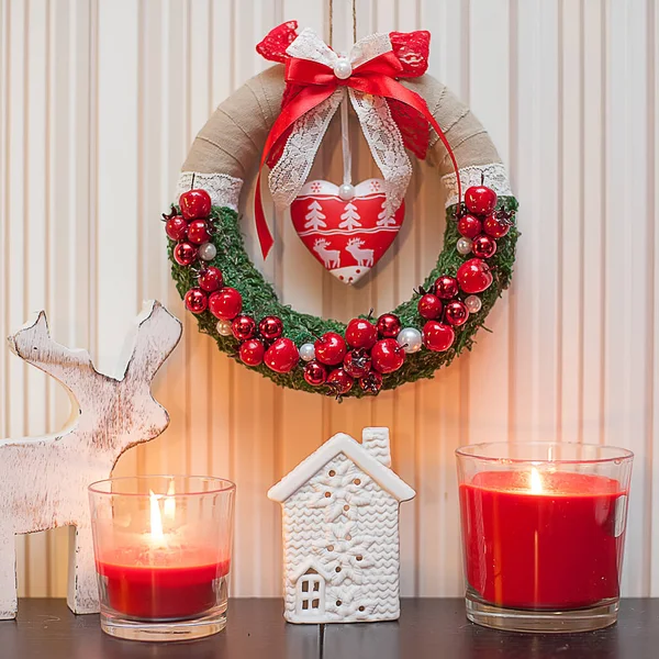 Рождественский венок Украшение с красными ягодами и красной лентой лук . — стоковое фото