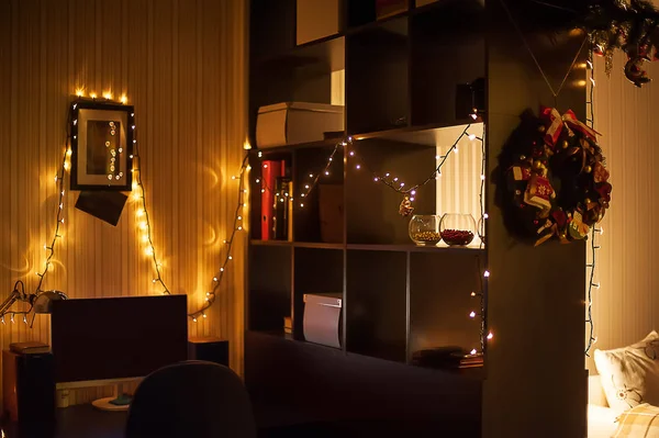 Рождественские украшения интерьера. Гирлянды на стене, венки и рождественские огни . — стоковое фото