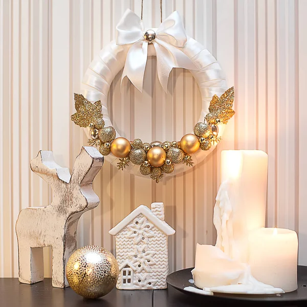 Золотой рождественский венок с украшениями, свечами и оленями — стоковое фото