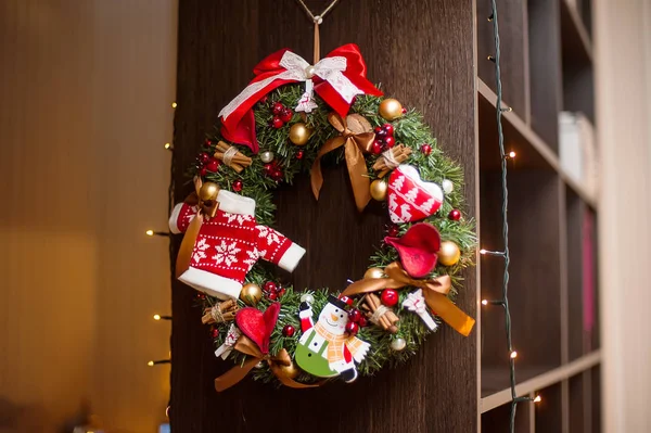 Red christmas wreath with decorations. Holiday interior — Stock Photo, Image