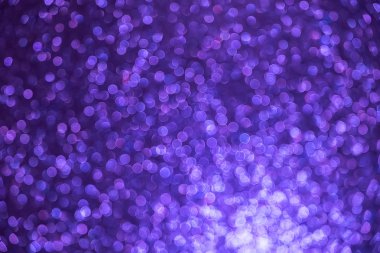 Mor Glitter vintage ışıklar arka plan. Bulanık Noel Soyut doku. Ufuk bokeh