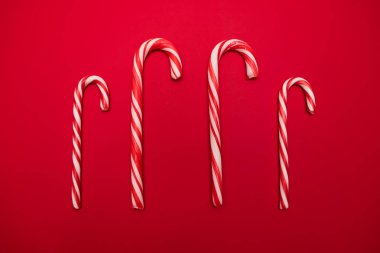 Geleneksel Noel tatlılar, şeker kamışı tatlılar beyaz arka planda, üstten görünüm. Kopya alanı