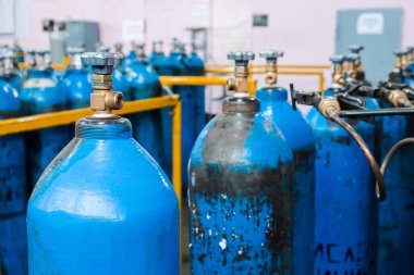 Boş şişeler. Laboratuvar analiz ekipmanları. Kimyasal laboratuvar, cam test tüpleri..