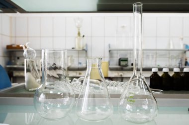 Boş şişeler. Laboratuvar analiz ekipmanları. Kimyasal laboratuvar, cam test tüpleri..