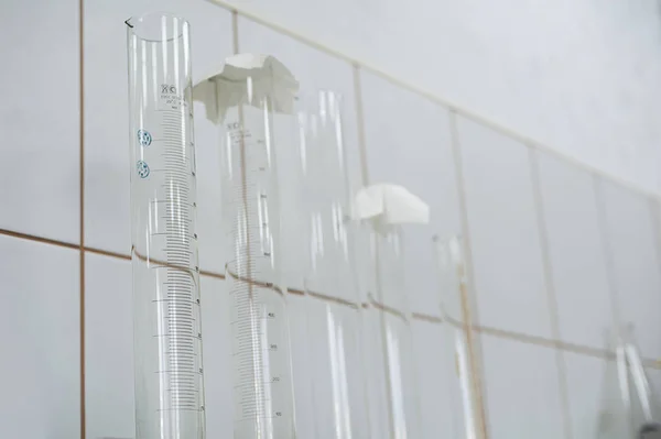 Frascos vacíos. Equipo de análisis de laboratorio. Laboratorio químico, tubos de ensayo de cristalería. — Foto de Stock