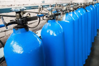 Boş şişeler. Laboratuvar analiz ekipmanları. Kimyasal laboratuvar, cam test tüpleri..