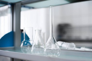 Boş şişeler. Laboratuvar analiz ekipmanları. Kimyasal laboratuvar, cam test tüpleri..