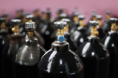 Karbon dioksit ile cilinder. Sanayi için sıkıştırılmış gaz tankları. Sıvılaştırılmış oksijen üretim. Fabrika.
