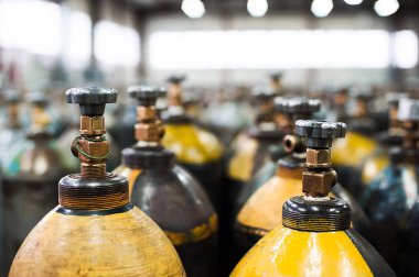 Karışık gazları ile cilinder. Sanayi için sıkıştırılmış gaz tankları. Sıvılaştırılmış oksijen üretim. Fabrika.