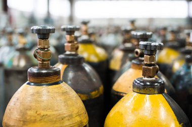 Karışık gazları ile cilinder. Sanayi için sıkıştırılmış gaz tankları. Sıvılaştırılmış oksijen üretim. Fabrika.