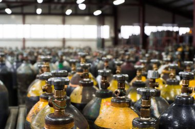 Karışık gazları ile cilinder. Sanayi için sıkıştırılmış gaz tankları. Sıvılaştırılmış oksijen üretim. Fabrika.