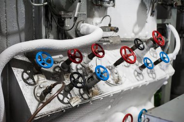 Hava ayırma tesisi. Likit gaz fabrika. Kontrol paneli. Borular ve vanalar.