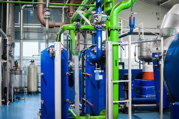 Isı eşanjörü. Metal plaka ısı değişimi makine ve endüstriyel tesis içinde pompa. CO2 tank.