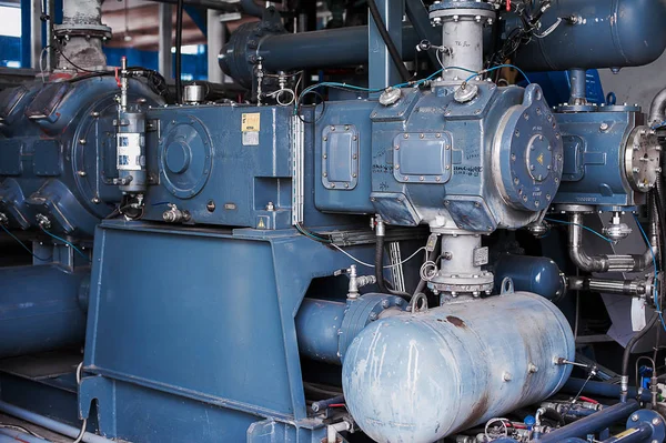 4 단계 격 막 피스톤 압축기입니다. 공기 분리 장치입니다. ryogenic 산업 공장입니다. 액체 산소 공장입니다. 튜브 및 선박. — 스톡 사진