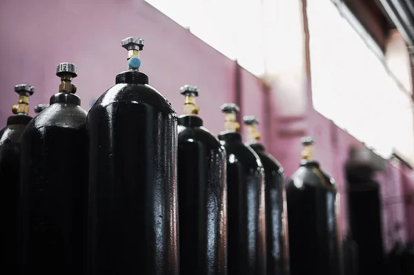 Karbon dioksit ile cilinder. Sanayi için sıkıştırılmış gaz tankları. Sıvılaştırılmış oksijen üretim. Fabrika.