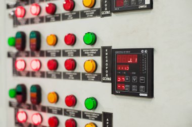 Kontrol paneli ve fabrika. Isı eşanjörü, makine ve endüstriyel tesis içinde pompa