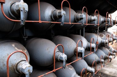 Helyum yüksek kapasiteli gaz motor. Sanayi için sıkıştırılmış gaz tankları. Sıvılaştırılmış oksijen üretim. Fabrika.