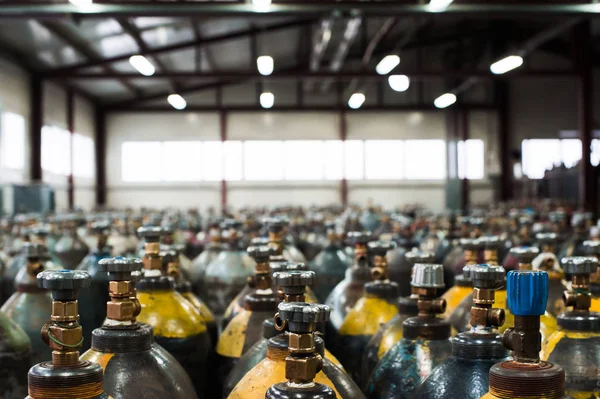 Karışık gazları ile cilinder. Sanayi için sıkıştırılmış gaz tankları. Sıvılaştırılmış oksijen üretim. Fabrika.
