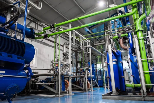 Isı eşanjörü. Metal plaka ısı değişimi makine ve endüstriyel tesis içinde pompa. CO2 tank.
