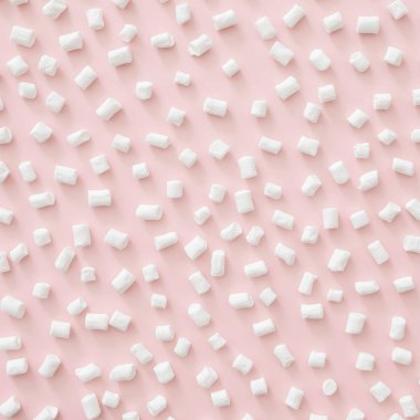 Hatmi desen pastel pembe bir arka plan üzerinde. Yat, görünümü, kopya alanı top. Kış konsepti.