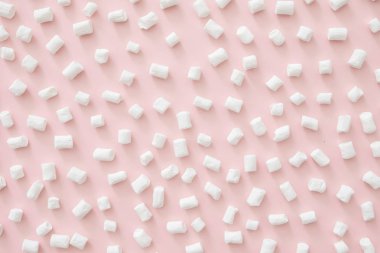 Hatmi desen pastel pembe bir arka plan üzerinde. Yat, görünümü, kopya alanı top. Kış konsepti.