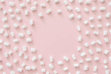 Çerçeve hatmi pastel pembe bir arka plan üzerinde yapılmış. Yat, görünümü, kopya alanı top. Kış konsepti.