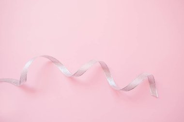 Gümüş flamalar pastel pembe yılan gibi. Noel hediyesi. Kutlama, karnaval, parti, Festival satış konsepti.