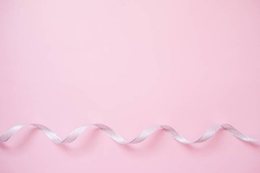 Gümüş flamalar pastel pembe yılan gibi. Noel hediyesi. Kutlama, karnaval, parti, Festival satış konsepti.